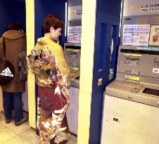 Tokai Bank's ATMs stay open despite Y2K fears